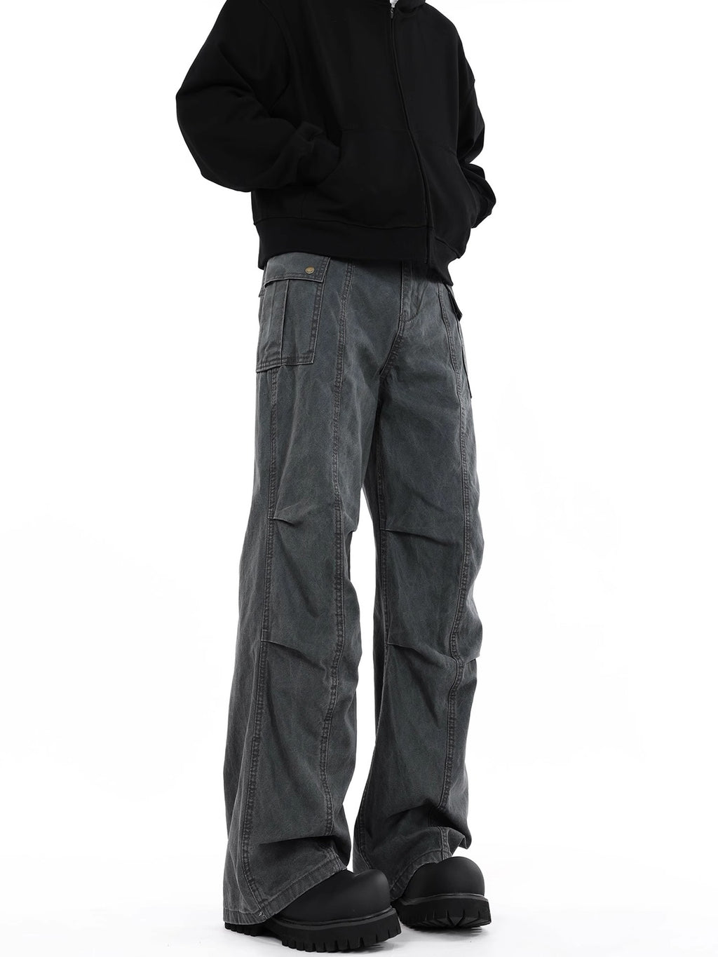 Men’s straight leg cargo pants with a relaxed fit and wrinkled finish. Built for comfort, everyday wear, and easy streetwear styling.