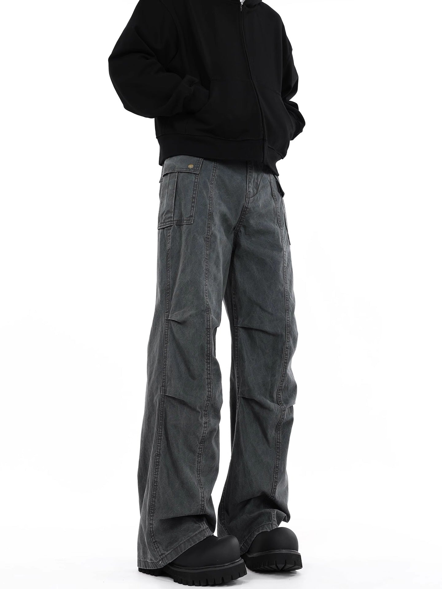 Men’s straight leg cargo pants with a relaxed fit and wrinkled finish. Built for comfort, everyday wear, and easy streetwear styling.